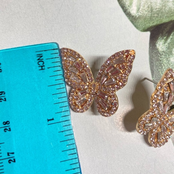 🌟 Gold Tone  Crystals Butterfly 🦋 Earrings - Picture 3 of 4